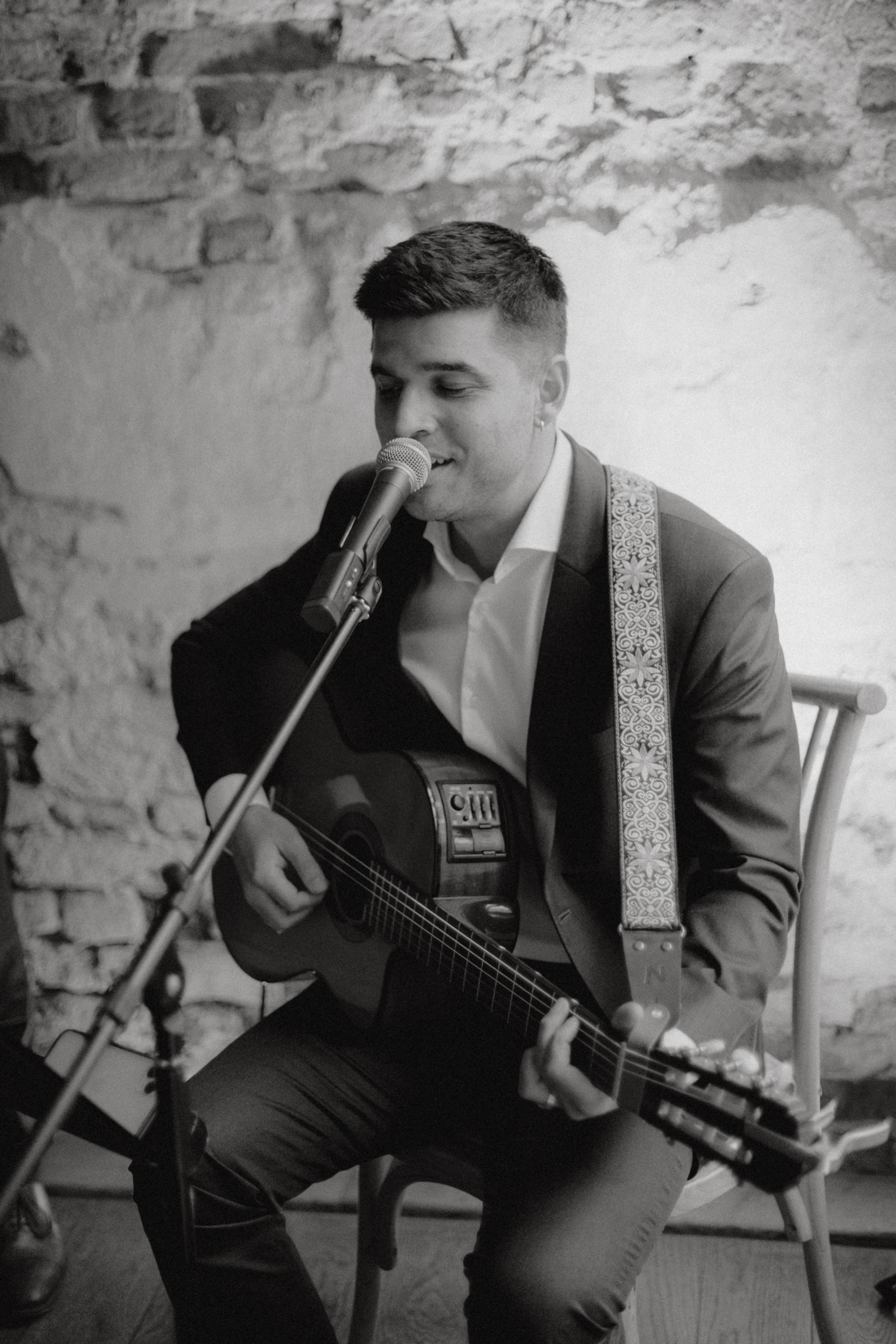 Akustik-Set vor rustikaler Steinmauer